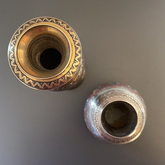 Pair of Vintage Indian Pedestal Bud Edged Brass Metal Vases - Picture 9 of 12